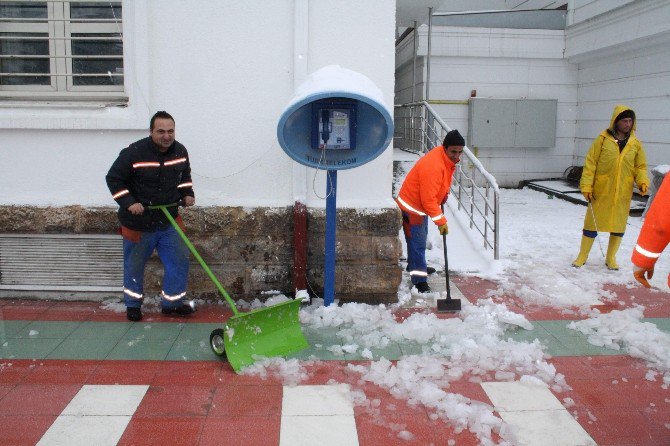 Kaldırımdaki Buzlar Greyderle Temizleniyor