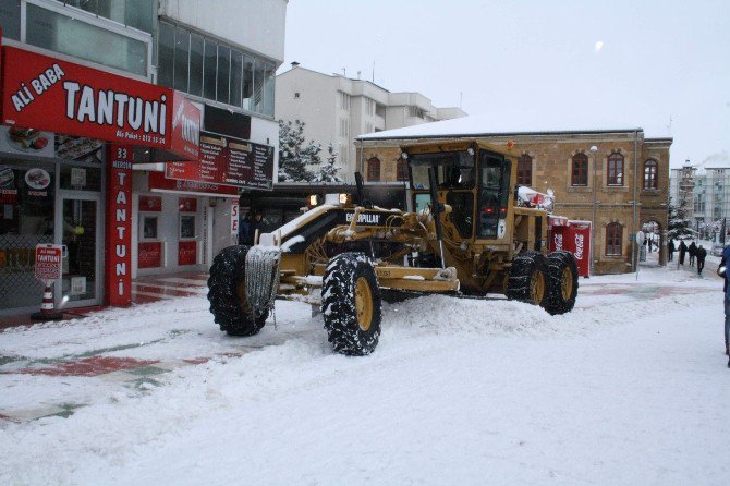 Kaldırımdaki Buzlar Greyderle Temizleniyor