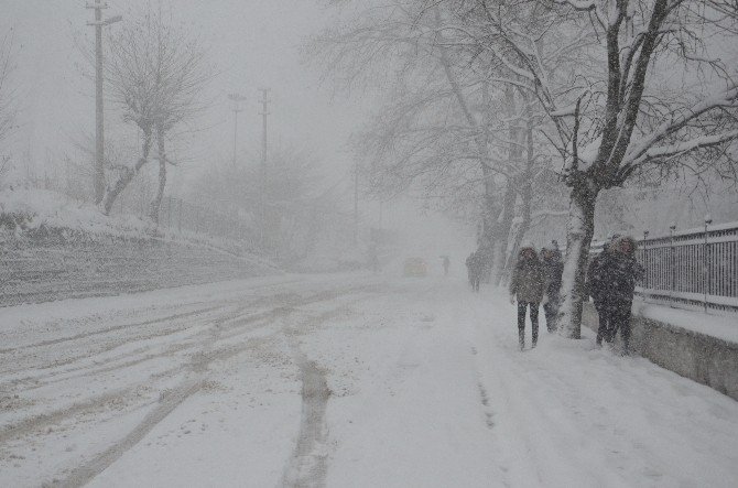 Zonguldak’ta Yoğun Kar Yağışı Etkisini Sürdürüyor