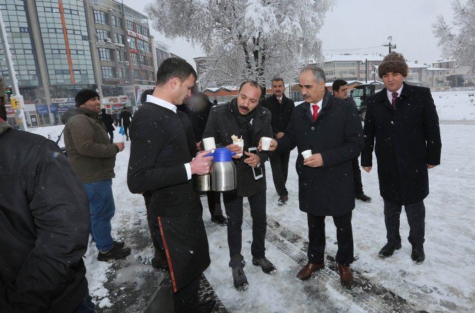 Başkan Aydın’dan Karla Mücadele Ekiplerine Çay İkramı