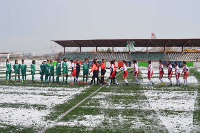 Gölbaşı’nda Kadınlardan Gol Yağmuru: 18-0