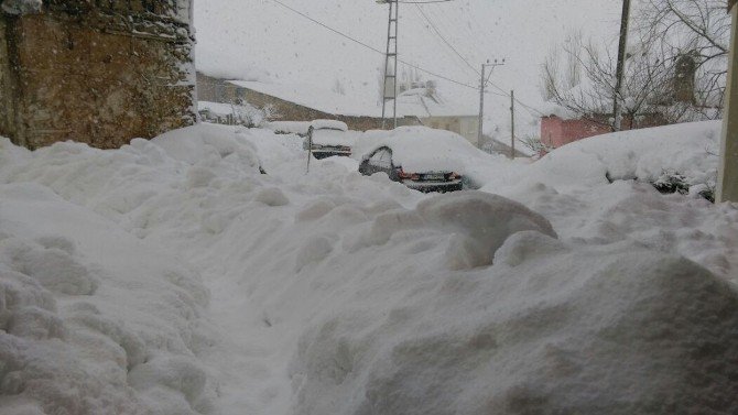 Adana Tufanbeyli’de Kar Ve Tipi Okulları Tatil Ettirdi