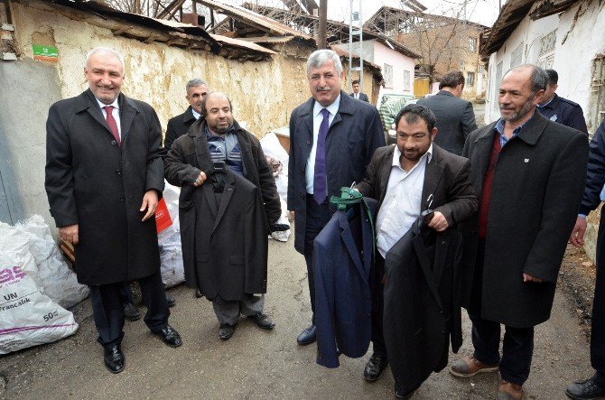 Yeşilyurt Belediyesi Evi Yanan Mersedes Kadir’e Yardım Elini Uzattı