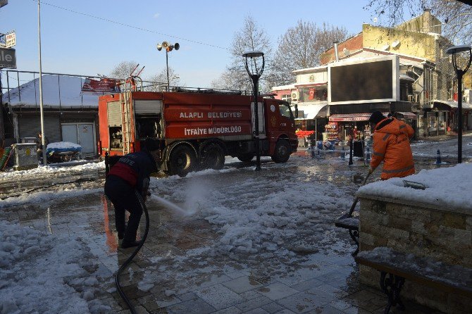 Karla Kapanan Yolları Deniz Suyu İle Açıyorlar