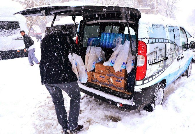 Evinden Çıkamayan Engelli Ve Yaşlılara Ekmek Ve Süt Yardımı