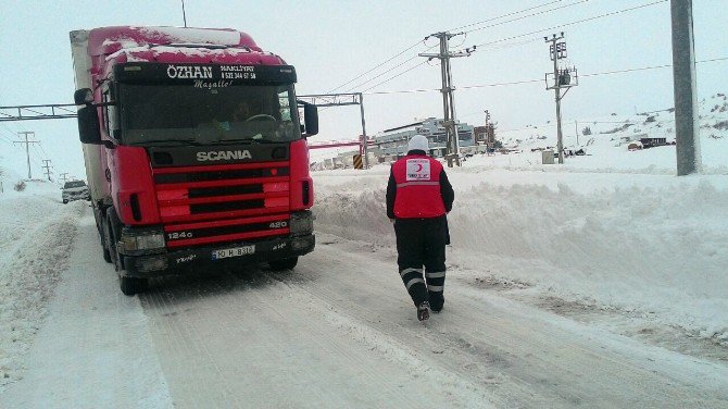 Kızılay Ekipleri Karda Mahsur Kalanların Yardımına Koştu