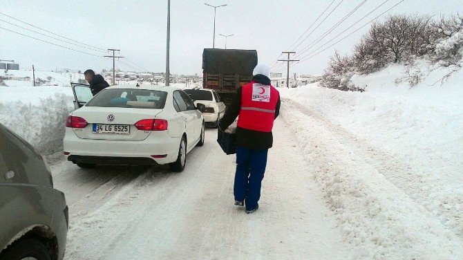 Kızılay Ekipleri Karda Mahsur Kalanların Yardımına Koştu