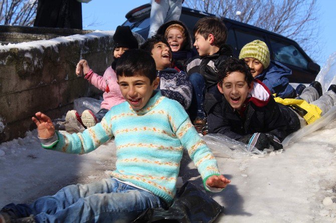 Bursa’da Okullar Tatil Olunca, Çocuklar Poşetle Kayak Keyfi Yaptı