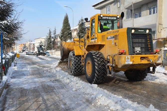 İlçe Halk Pazarı Kardan Temizlenerek Hazır Hale Getirildi