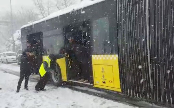 İett Otobüsü Yolda Kaldı, Vatandaş Türlü Türlü Yöntem Denedi