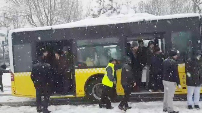 İett Otobüsü Yolda Kaldı, Vatandaş Türlü Türlü Yöntem Denedi