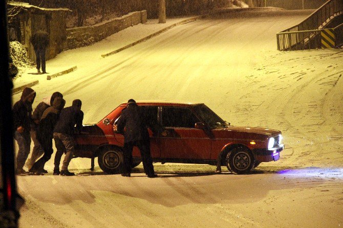 Buzlanan Yollarda Sürücüler Zor Anlar Yaşadı