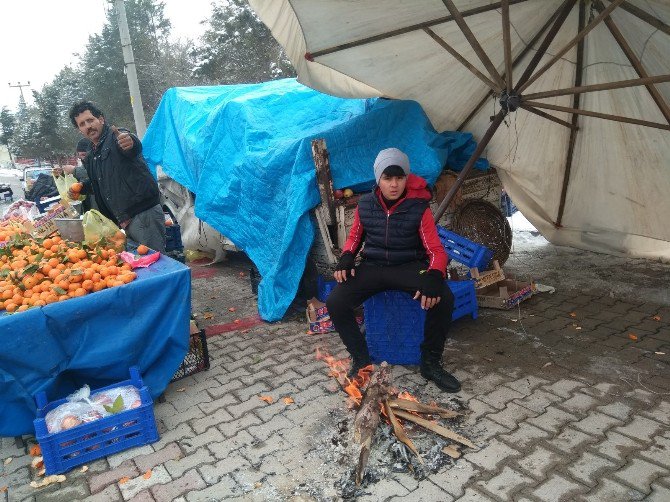 Hisarcık’ta Pazarcı Esnafı Soğuktan Tezgah Açamadı