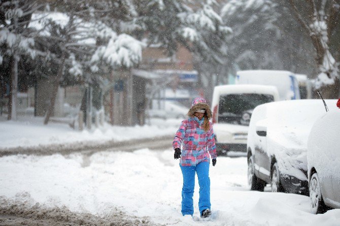 İstanbul’da Kar Esareti Devam Ediyor