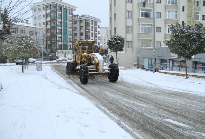 Kartal’da Karla Mücadele Çalışmaları Devam Ediyor