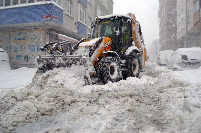 Belediye Ekipleri Ara Sokaklarda Kapanan Yolları Açma Çalışmaları Devam Ediyor