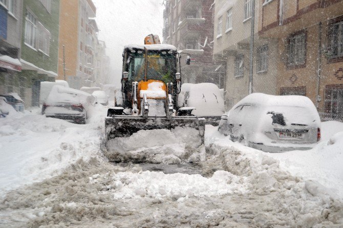 Belediye Ekipleri Ara Sokaklarda Kapanan Yolları Açma Çalışmaları Devam Ediyor