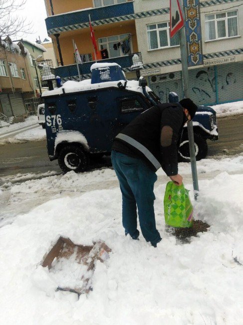 Zırhlı Araçlarla Devriye Atan Polis Sokak Hayvanlarını Unutmadı