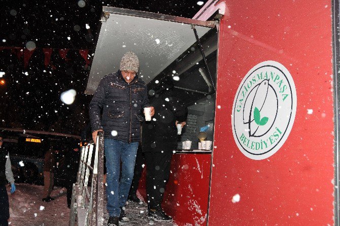 Karda İşe Giden İstanbullulara Sıcak Çorba Servisi