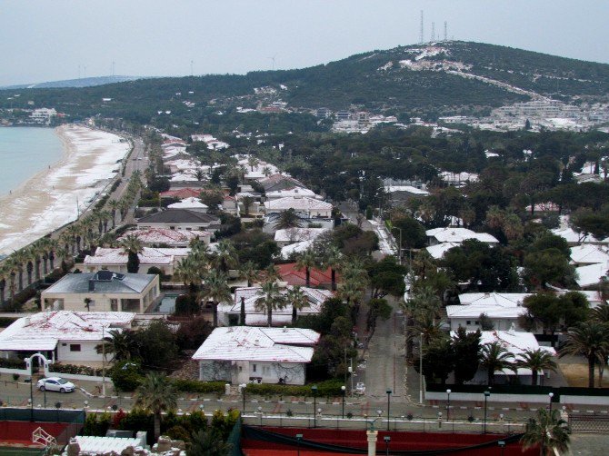 Çeşme’nin Ünlü Plajı Beyaza Büründü