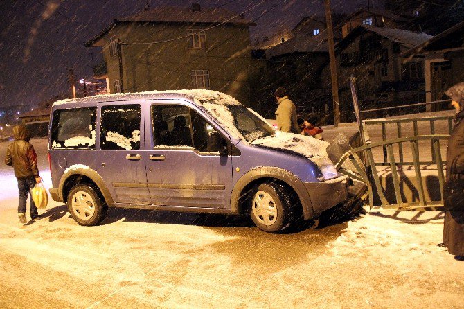 Buzlanan Yollarda Sürücüler Zor Anlar Yaşadı