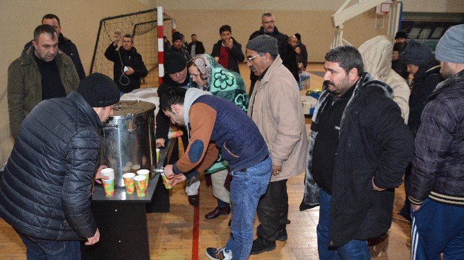 Karacabey Belediyesi Karda Kaza Yapanlara Ve Yollarda Mahsur Kalanlara Sahip Çıktı