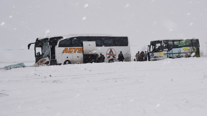 Karacabey Belediyesi Karda Kaza Yapanlara Ve Yollarda Mahsur Kalanlara Sahip Çıktı