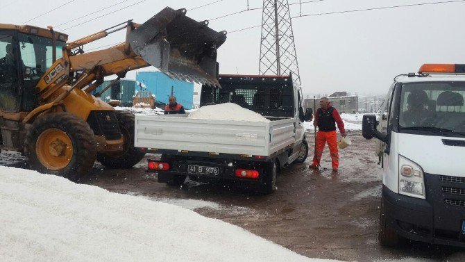 Karla Mücadelede 200 Ton Tuz Döküldü