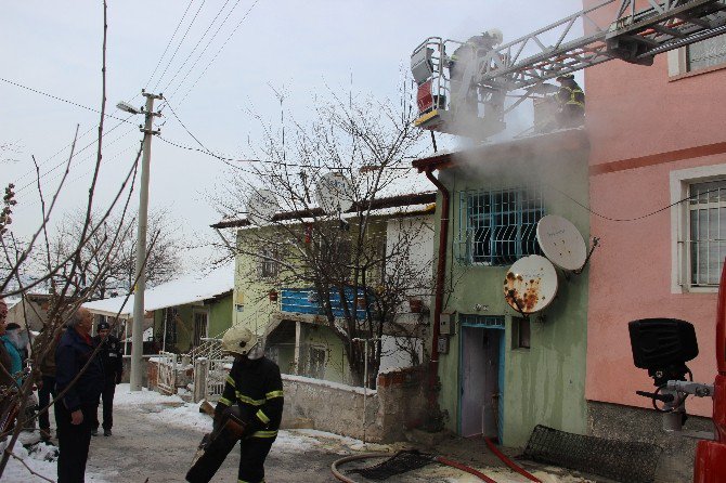 Kütahya’daki Ev Yangını Büyümeden Söndürüldü