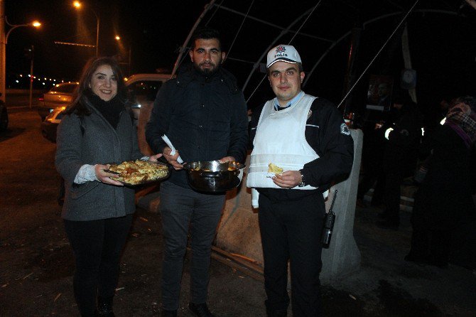 Üniversite Öğrencilerinden Polise Sıcak Çorba İkram