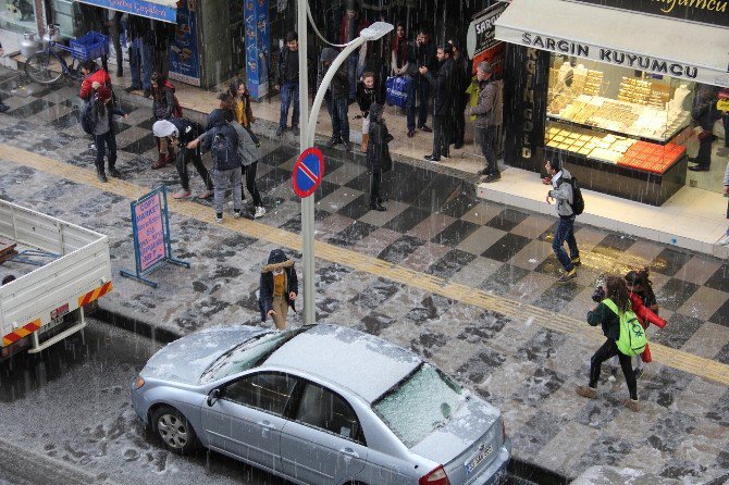 Kar Yağmayan Mersin’de Dolu Çocuklara Eğlence Oldu