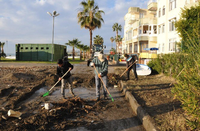 Erdemli’de Park Ve Bahçe Bakımları Sürüyor