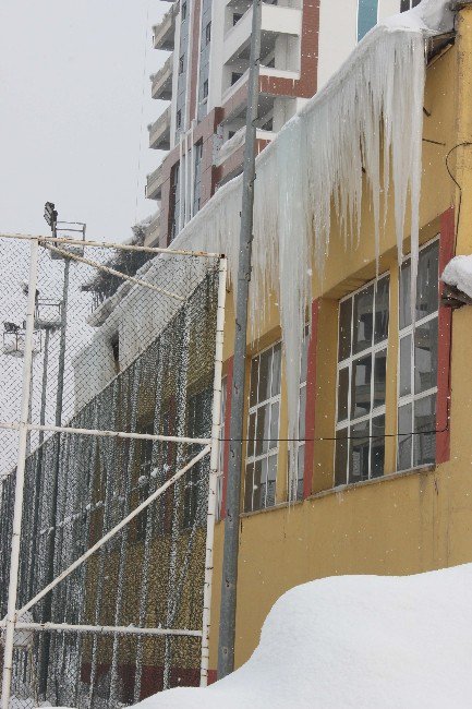 Buz Sarkıtları Tehlike Oluşturuyor