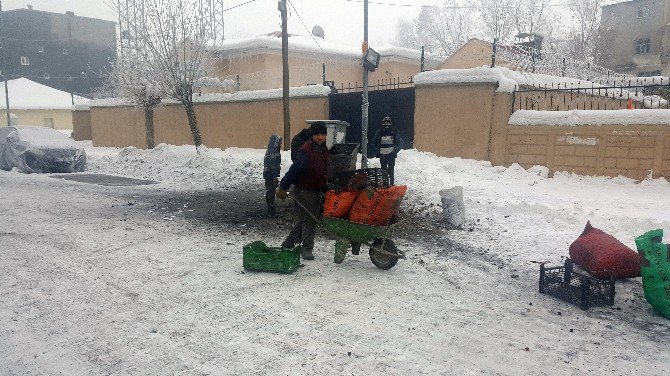 Eksi 15 Derecede Çöplerden Yanmamış Kömürleri Topluyorlar