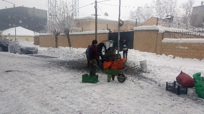 Eksi 15 Derecede Çöplerden Yanmamış Kömürleri Topluyorlar