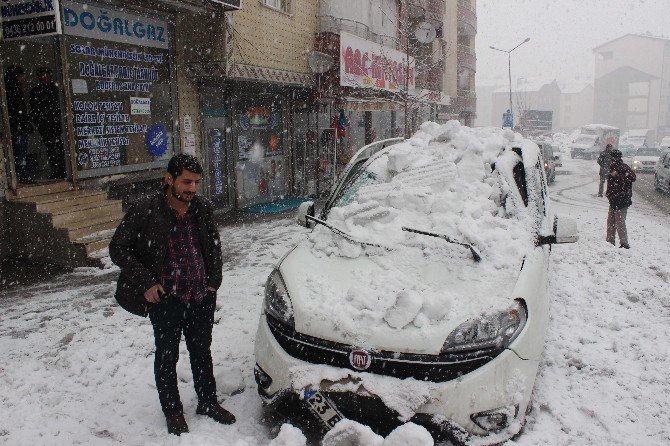 Çatıda Biriken Kar Kütlesi Aracın Üzerine Düştü