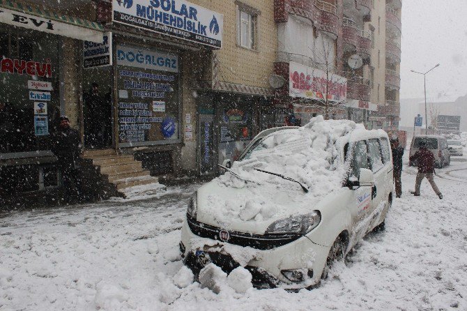 Çatıda Biriken Kar Kütlesi Aracın Üzerine Düştü