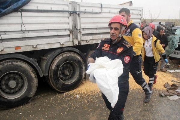 Çöp Kamyonu İle Park Halindeki Tırın Karıştığı Kazada Temizlik İşçisinin Kolu Koptu