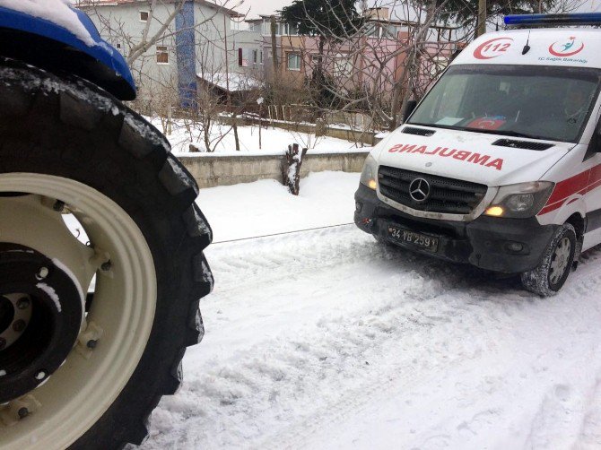 Mahsur Kalan Ambulansın İmdadına Belediye Ekipleri Yetişti