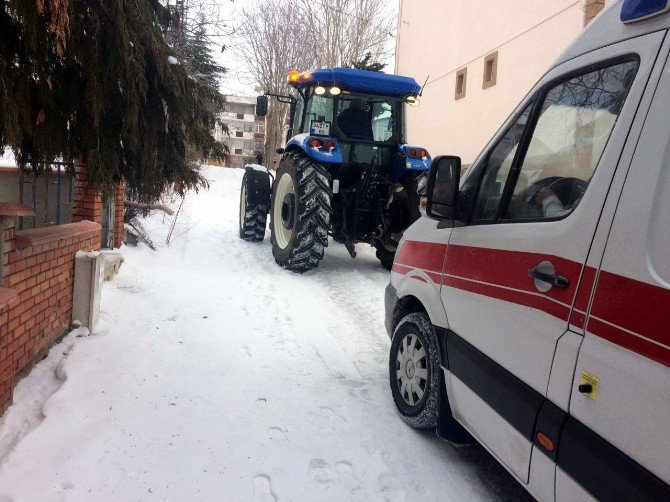 Mahsur Kalan Ambulansın İmdadına Belediye Ekipleri Yetişti