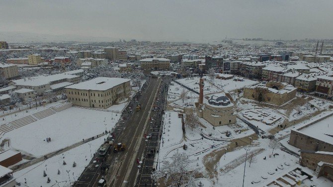 Üç Medeniyetin İzlerini Taşıyan Meydan Kar Görüntüsüyle Büyüledi