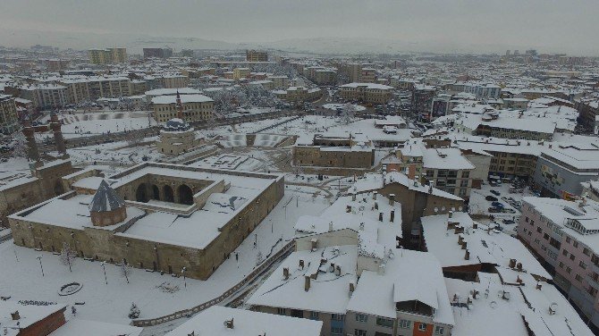 Üç Medeniyetin İzlerini Taşıyan Meydan Kar Görüntüsüyle Büyüledi