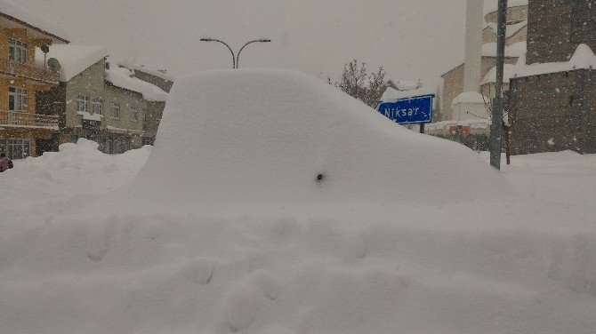 Tokat’ta Otomobiller Kar Altına Kaldı, 351 Köy Yolu Ulaşıma Kapandı