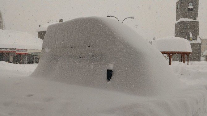 Tokat’ta Otomobiller Kar Altına Kaldı, 351 Köy Yolu Ulaşıma Kapandı