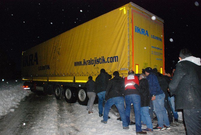 Kayan Tırı Vatandaşlar İterek Yolu Açtı