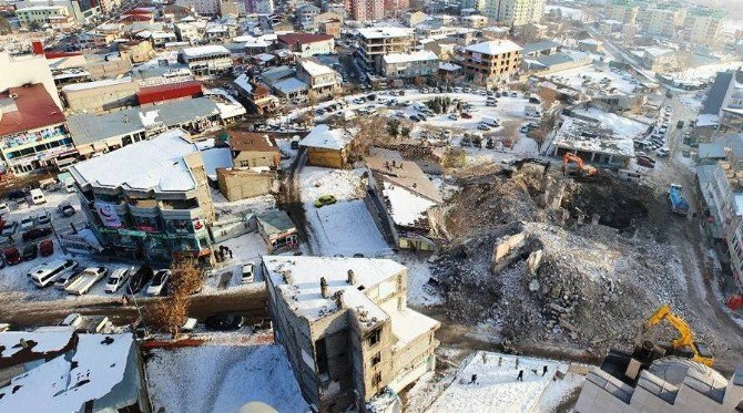 Erciş’te İş Yerlerinin Yıkımına Başlandı