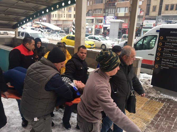 Bursa’da Buzda Düşen Genç Kız Hastanelik Oldu