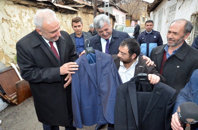 Yeşilyurt Belediyesi Evi Yanan Mersedes Kadir’e Yardım Elini Uzattı