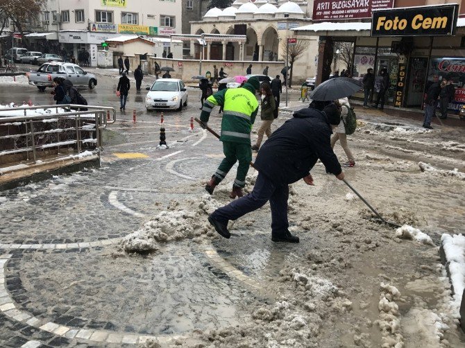 Adıyaman Belediyesinden Kar Temizleme Çalışması