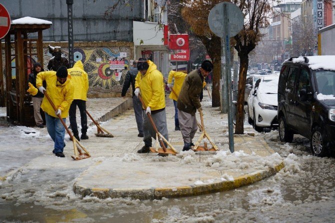 Adıyaman Belediyesinden Kar Temizleme Çalışması